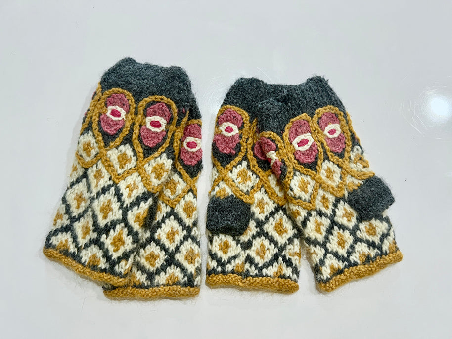 Cheek to Cheek Bianca & Ivan - Hand Crochet Vintage Beanie & Mittens
