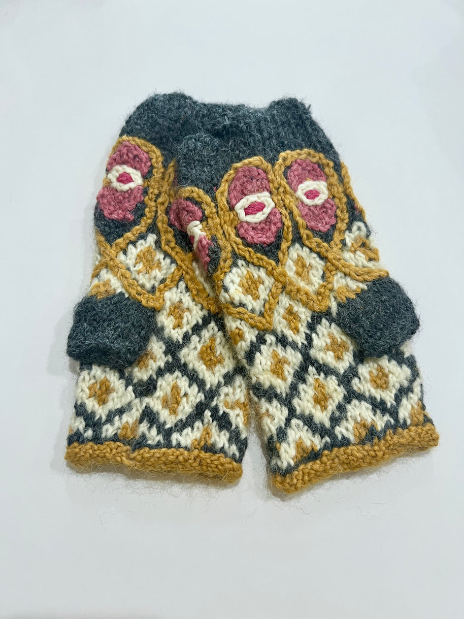 Cheek to Cheek Bianca & Ivan - Hand Crochet Vintage Beanie & Mittens